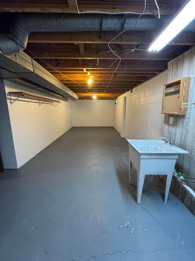 Building Photo - 361 St Thomas Dr