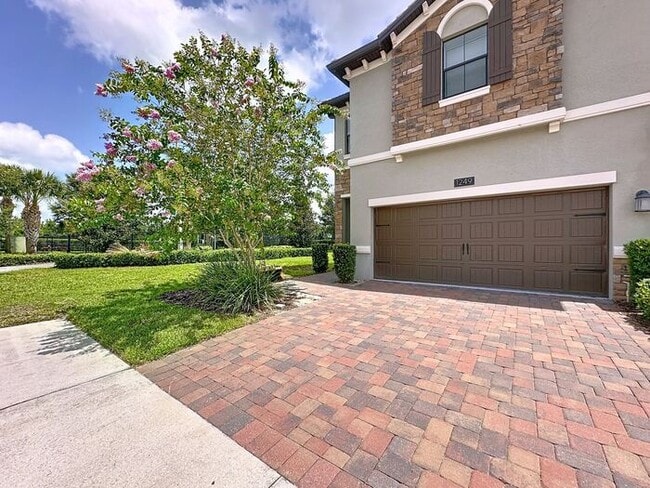 Building Photo - Beautiful Furnished townhome in Vistas of ...