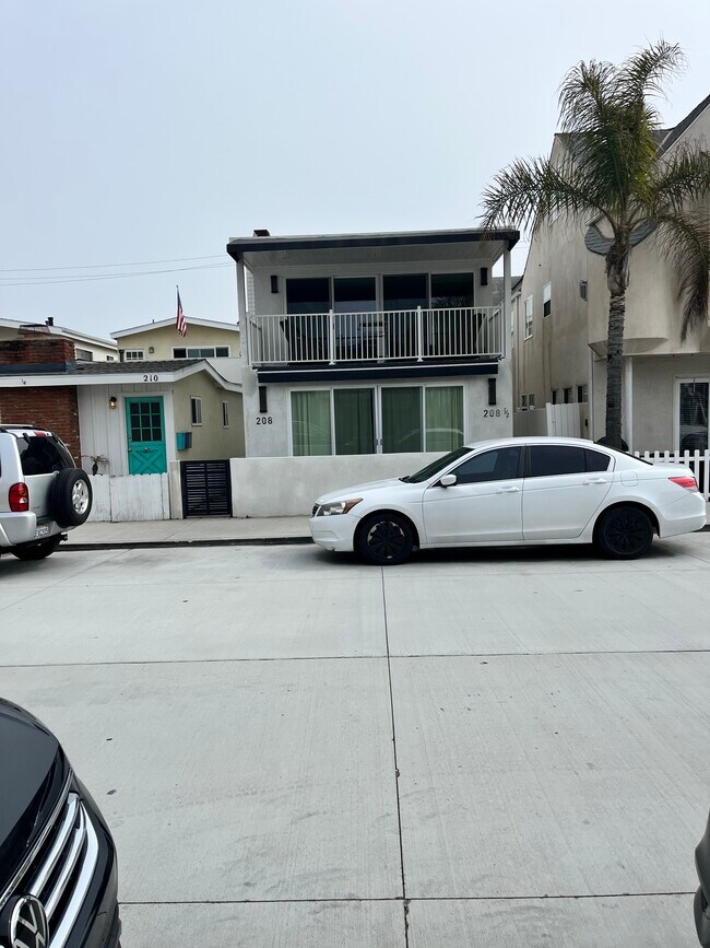 Building Photo - 208 30th St