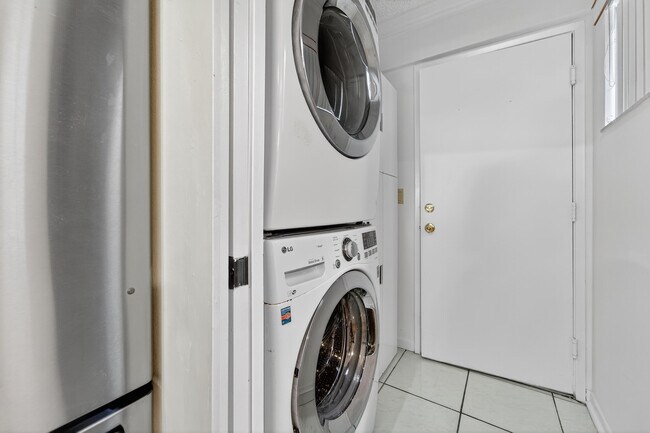 Building Photo - 6070 Sunny Manor Ct