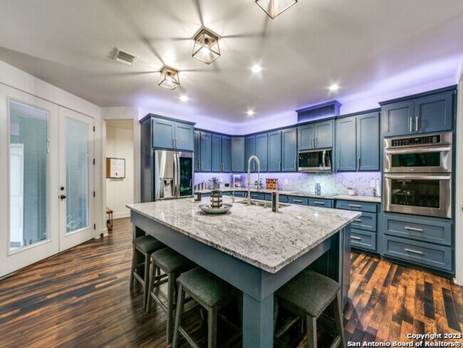 Building Photo - 5 Bedroom/3.5 Bathroom Home in the Ensenad...