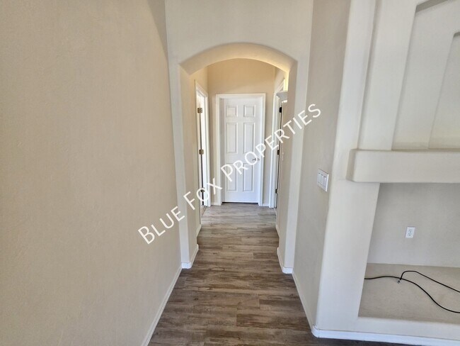 Building Photo - 6078 N Panorama Park Dr
