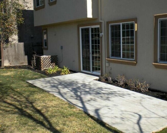 Building Photo - Upscale Home Close to Golf Coarse