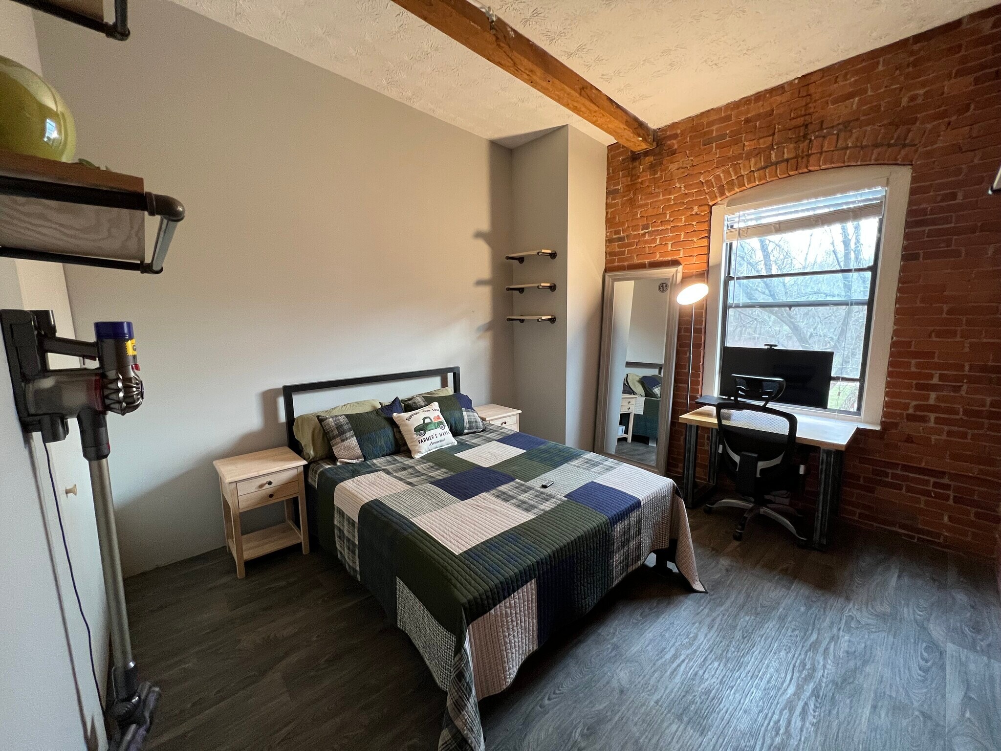 Building Photo - 222 Williams St E