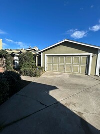 Building Photo - 3 Bed 2 Bath Available NOW!!! 2 Car Garage!!!