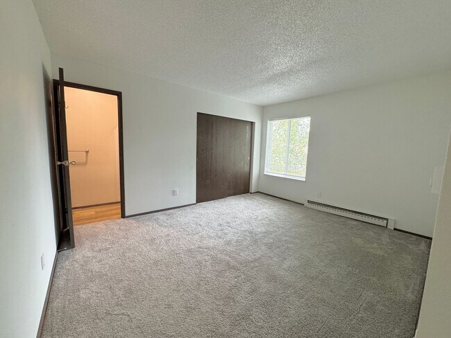 Building Photo - 3Bd/1.75Ba Bellevue Condo