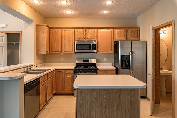 Building Photo - Like New 2 Bed/2 Bath Townhome With Amenit...