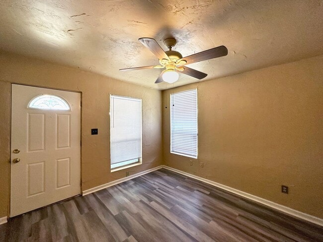 Building Photo - Beautiful 2 Bedroom, 1 Bathroom House in Fifth Avenue Available Now