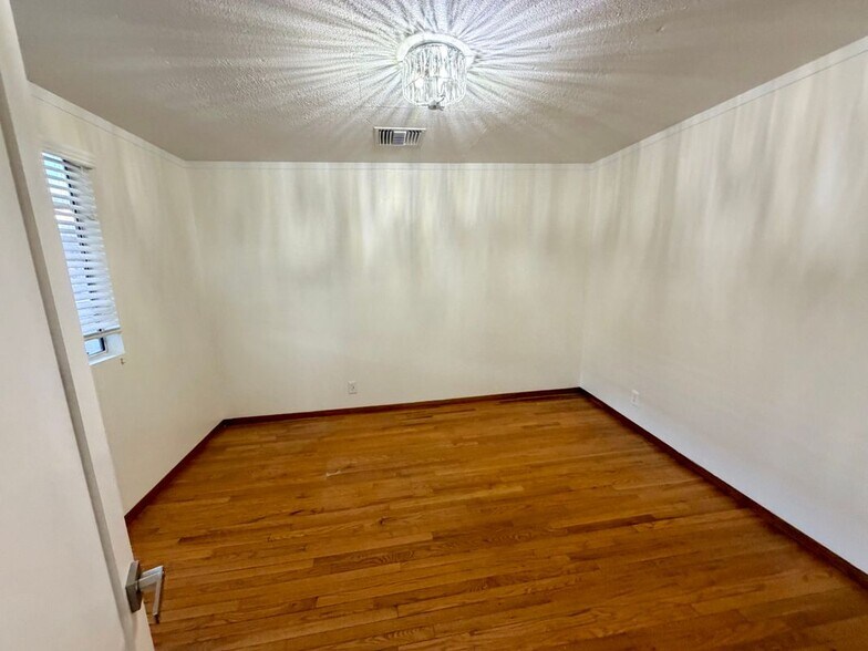 Building Photo - 5622 Aldama St
