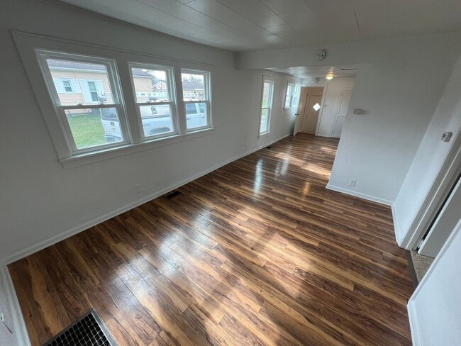Building Photo - 2 bedroom house, huge 2 car garage, large ...