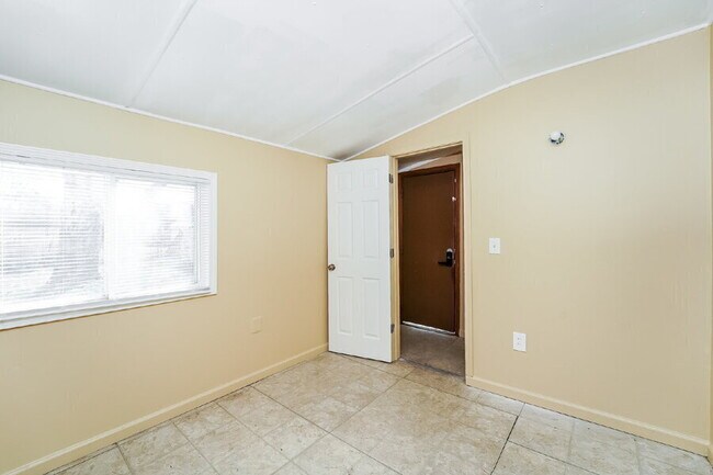 Building Photo - 3989 E 177th St