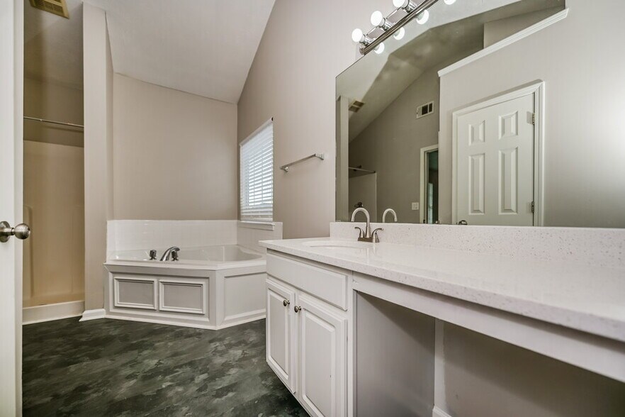 Building Photo - 20 Hazelhurst Dr