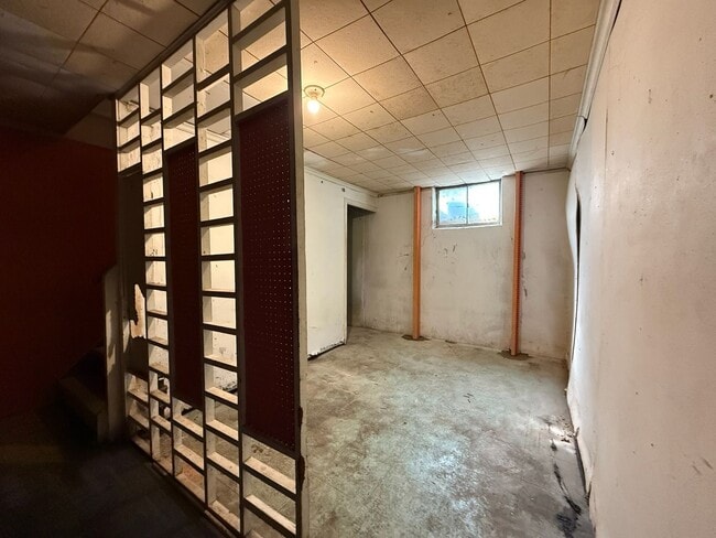 Building Photo - Centrally located 2 bed 1 bath duplex