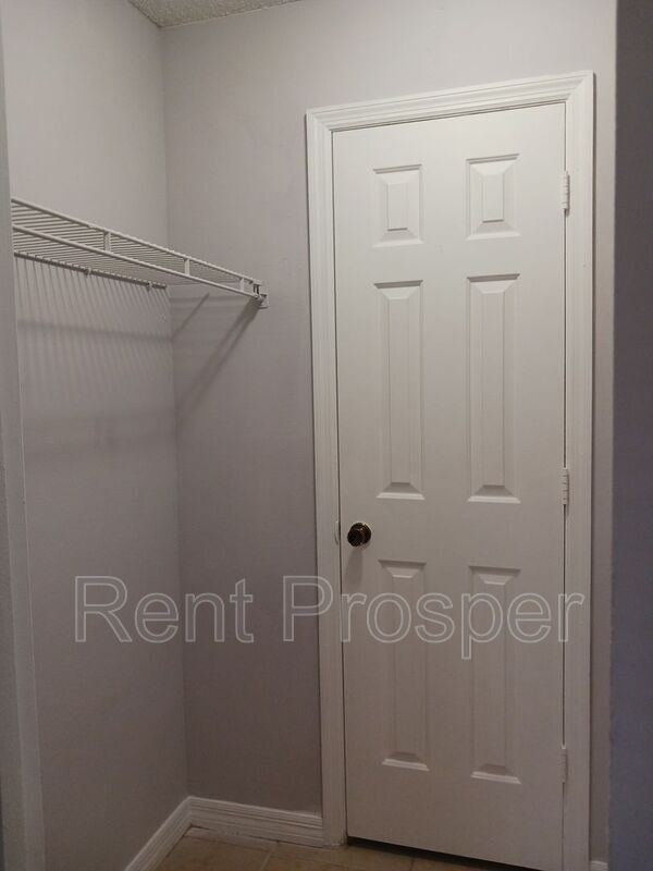 Building Photo - 4180 Versailles Dr