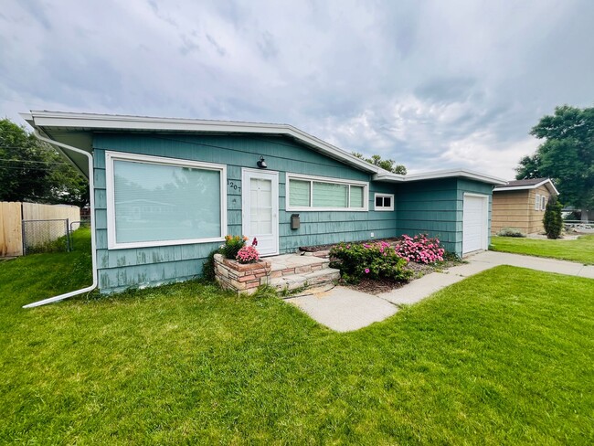 Building Photo - 3 bedroom home centrally located!
