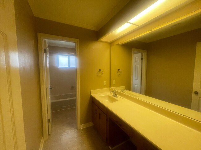 Building Photo - Must See! Welcoming Home In Greenacres Place!