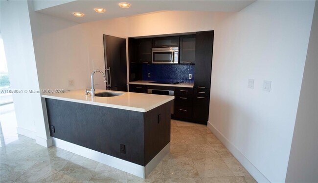Building Photo - 2127 Brickell Ave