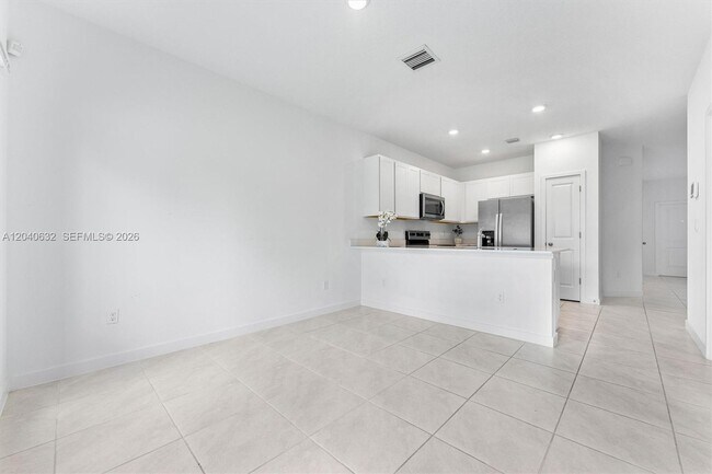 Building Photo - 4825 Dillon St