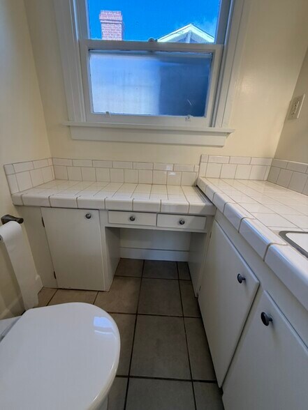 Building Photo - 566 W 38th St
