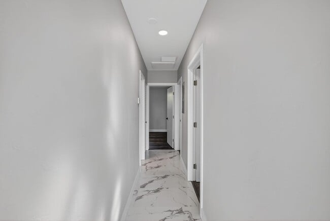 Building Photo - 108 SW 24th Ave