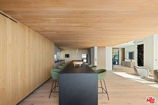 Building Photo - 2501 Banyan Dr