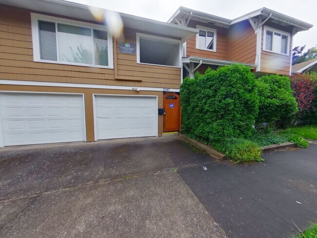 Building Photo - 1407 E 21st Ave