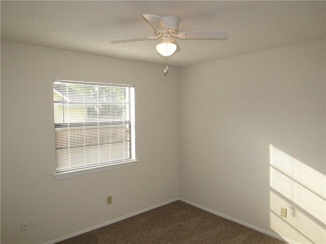 Building Photo - 405 Arrow Head