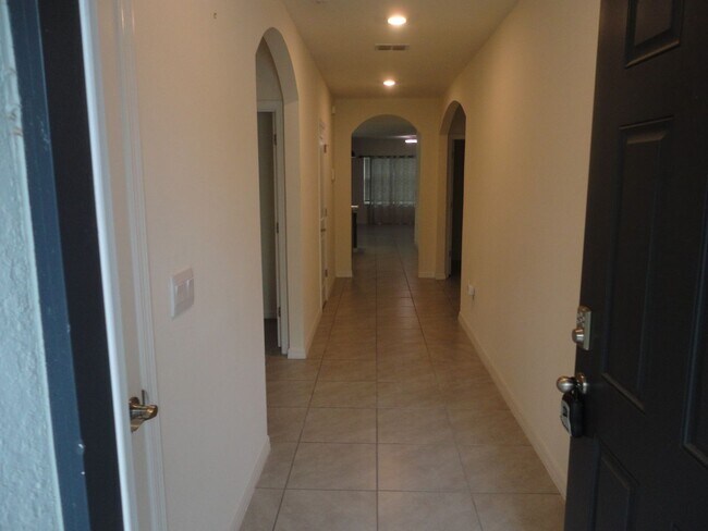 Building Photo - 216 Hickory Crse Trl