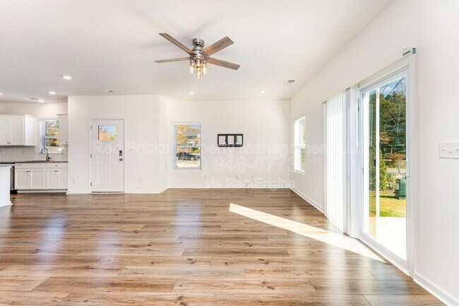 Building Photo - 2034 Highland Park Dr