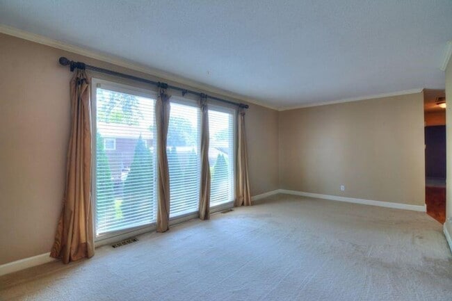 Building Photo - 3 bedroom / 2 bath ranch!