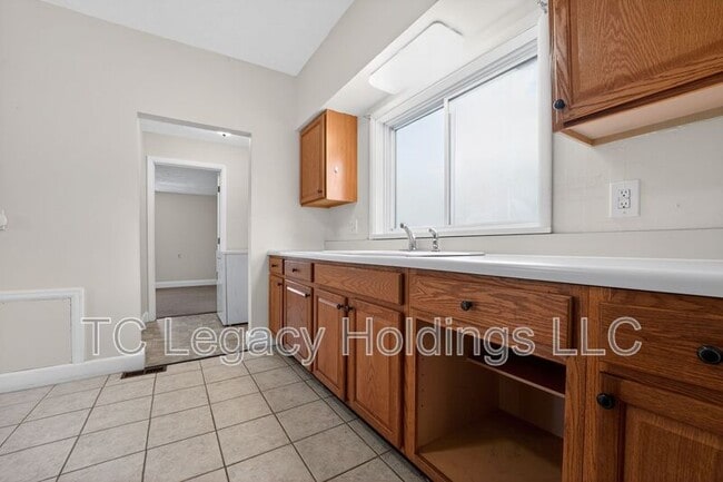 Building Photo - 388 Broaddus Ave