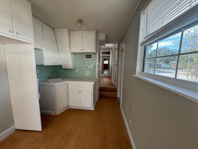 Building Photo - Fenced in four bedroom house near beautiful Gulfport