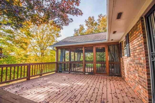 Building Photo - Halls 37938 - 4 bedroom, bath home with 4 garage spaces - Call Susan Niedergeses 865-300-4722