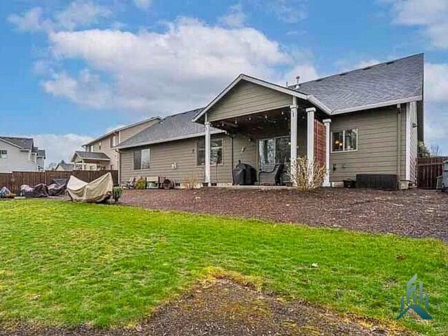 Building Photo - Updated 3 bedroom, 2 bathroom Single-famil...