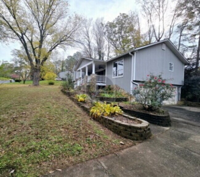 Building Photo - 2312 Kilkenny Way NE