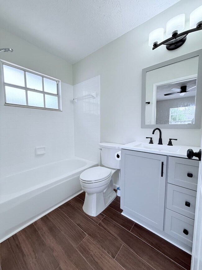 Building Photo - 3-Bed/2-Bath Sarasota Gem: Private Pool & Central Location!!