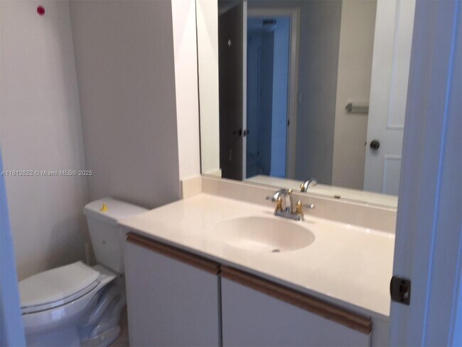 Building Photo - 540 Brickell Key Dr