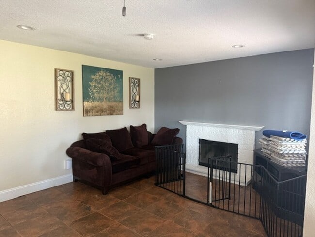 Building Photo - Beautiful 4 Bedroom, 3 Bathroom Home in Re...