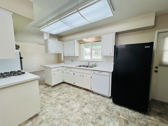 Building Photo - 500 River Oaks Dr