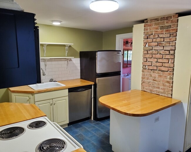 Building Photo - 113 Charles St