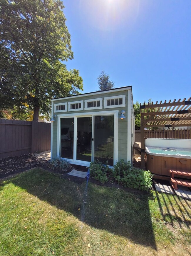 Building Photo - Stunning Home with Hot Tub with Detached O...