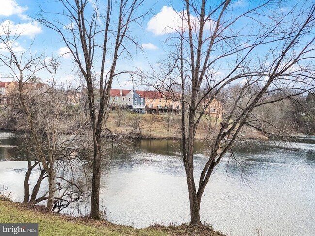 Building Photo - 6586 Hemlock Point Rd