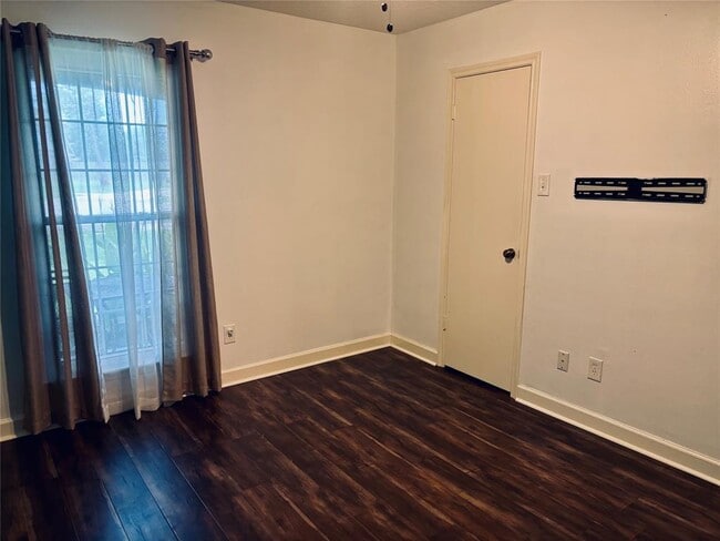 Building Photo - 2930 Bentley Ct
