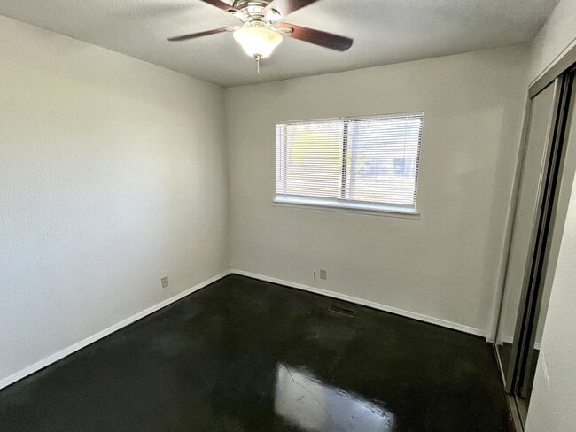 Building Photo - 67 Rungis Rd