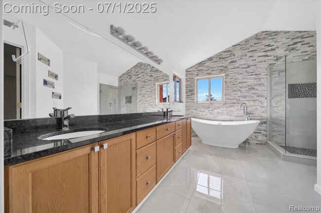 Building Photo - 2565 River Woods Dr N