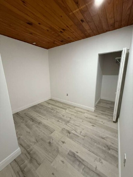 Building Photo - 3033-3033 NW 15th St