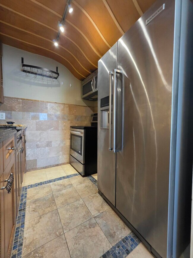 Building Photo - 201 S Lakeside Dr