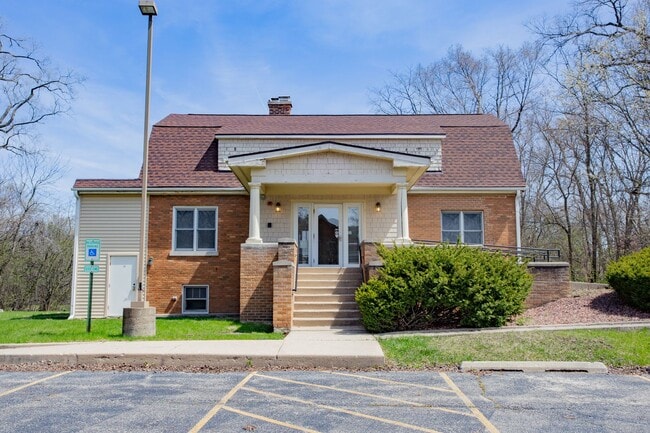 Building Photo - 1305 Oswego Rd