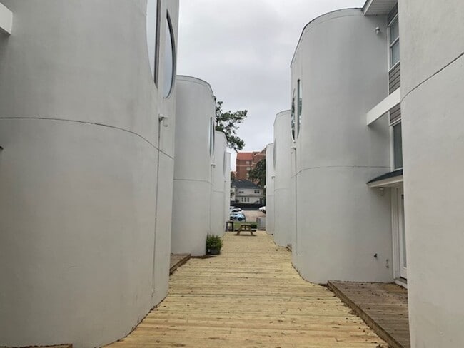 Building Photo - 2 bedroom 2.5 bath in College Town!! Walk to stadium! Available August 2026