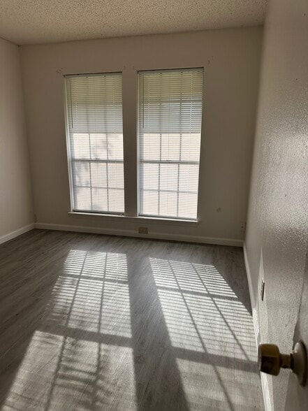Building Photo - 1513 Lavendale Ln